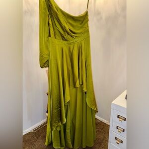 📸 Gorgeous chartreuse Mac Duggal gown 📸